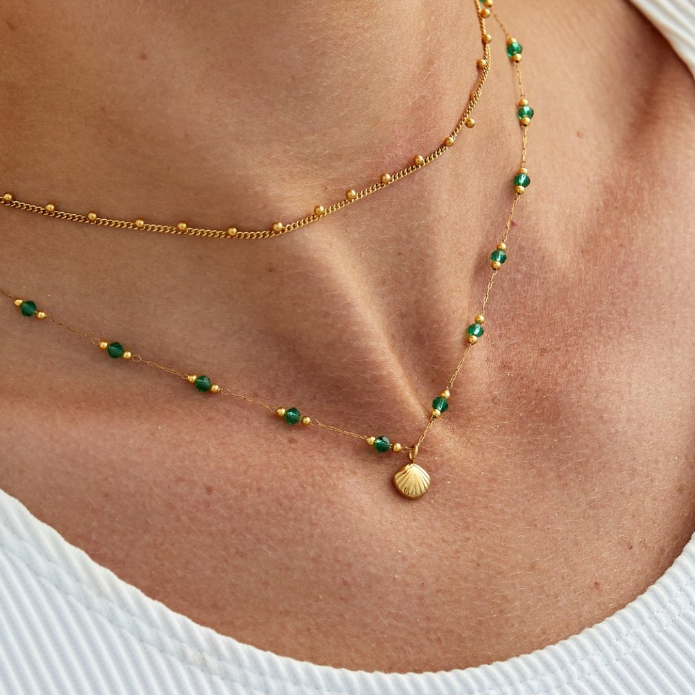 Collar Camilla con Concha Dorada y Cuentas Verdes