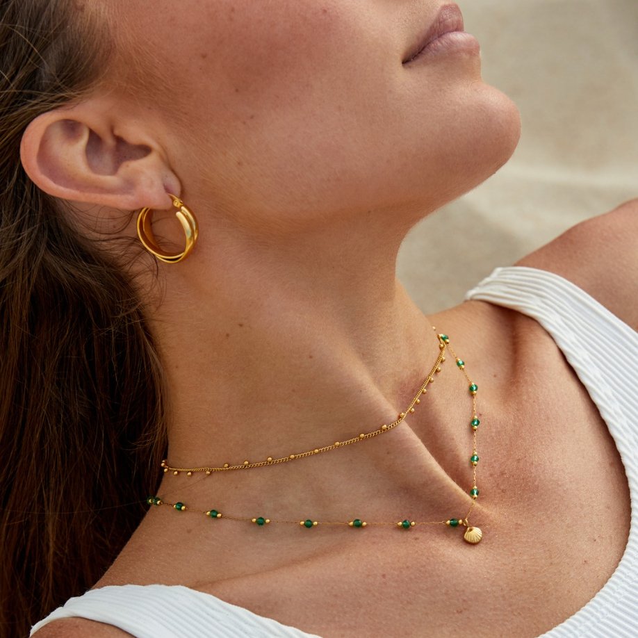 Collar Camilla con Concha Dorada y Cuentas Verdes