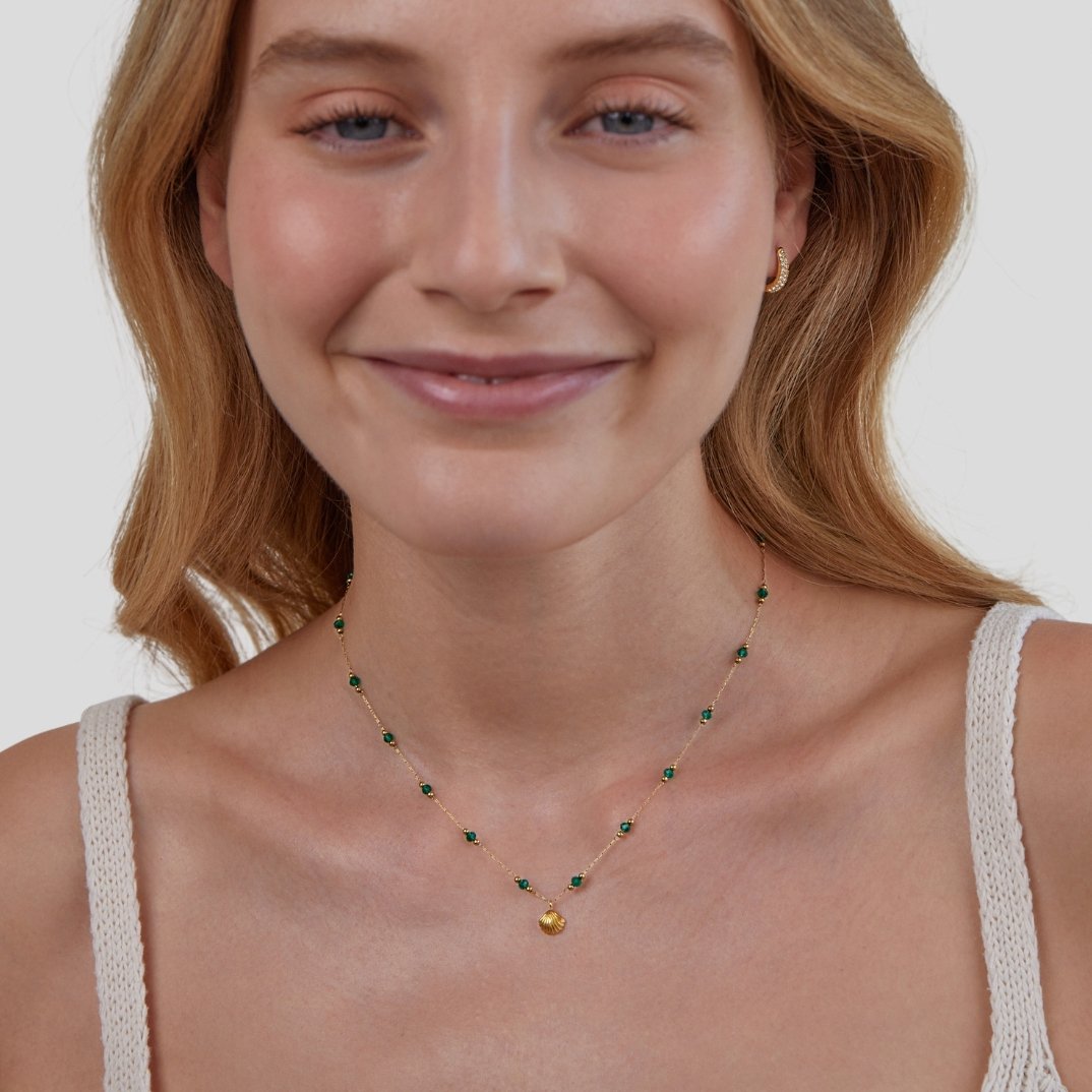 Collar Camilla con Concha Dorada y Cuentas Verdes