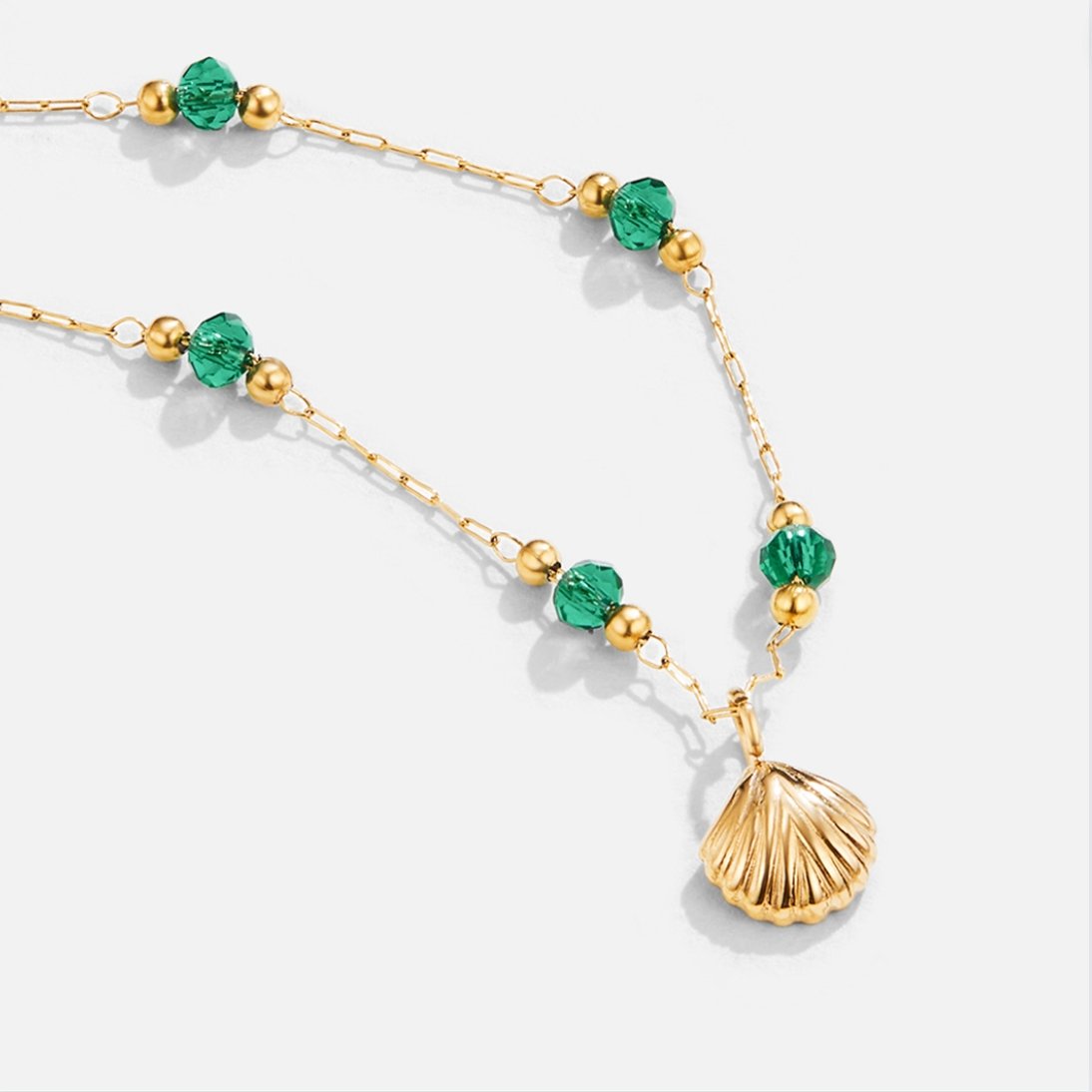 Collar Camilla con Concha Dorada y Cuentas Verdes