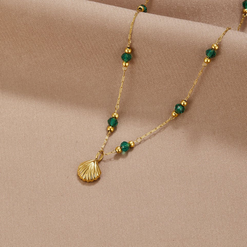 Collar Camilla con Concha Dorada y Cuentas Verdes