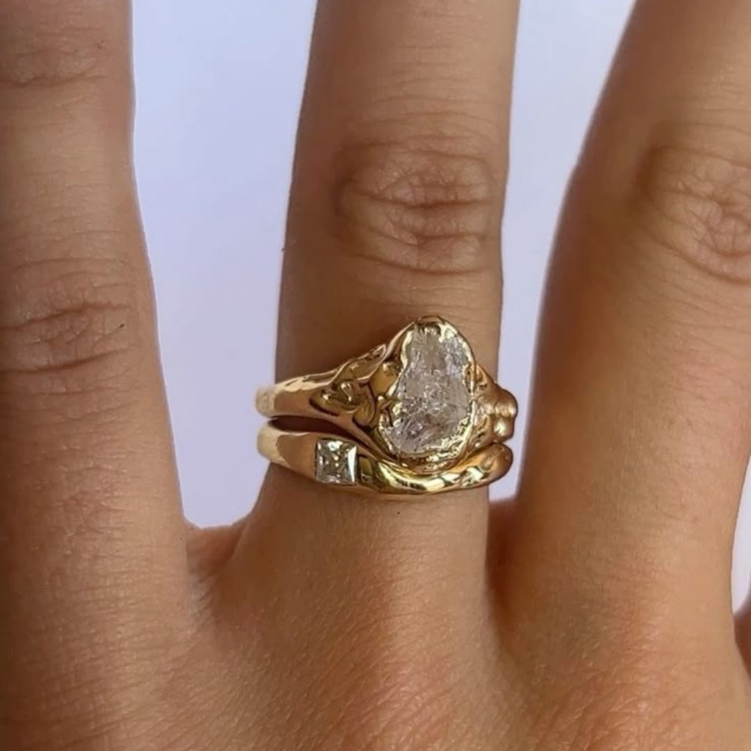 Anillo Forjado de Oro con Capas Brillantes