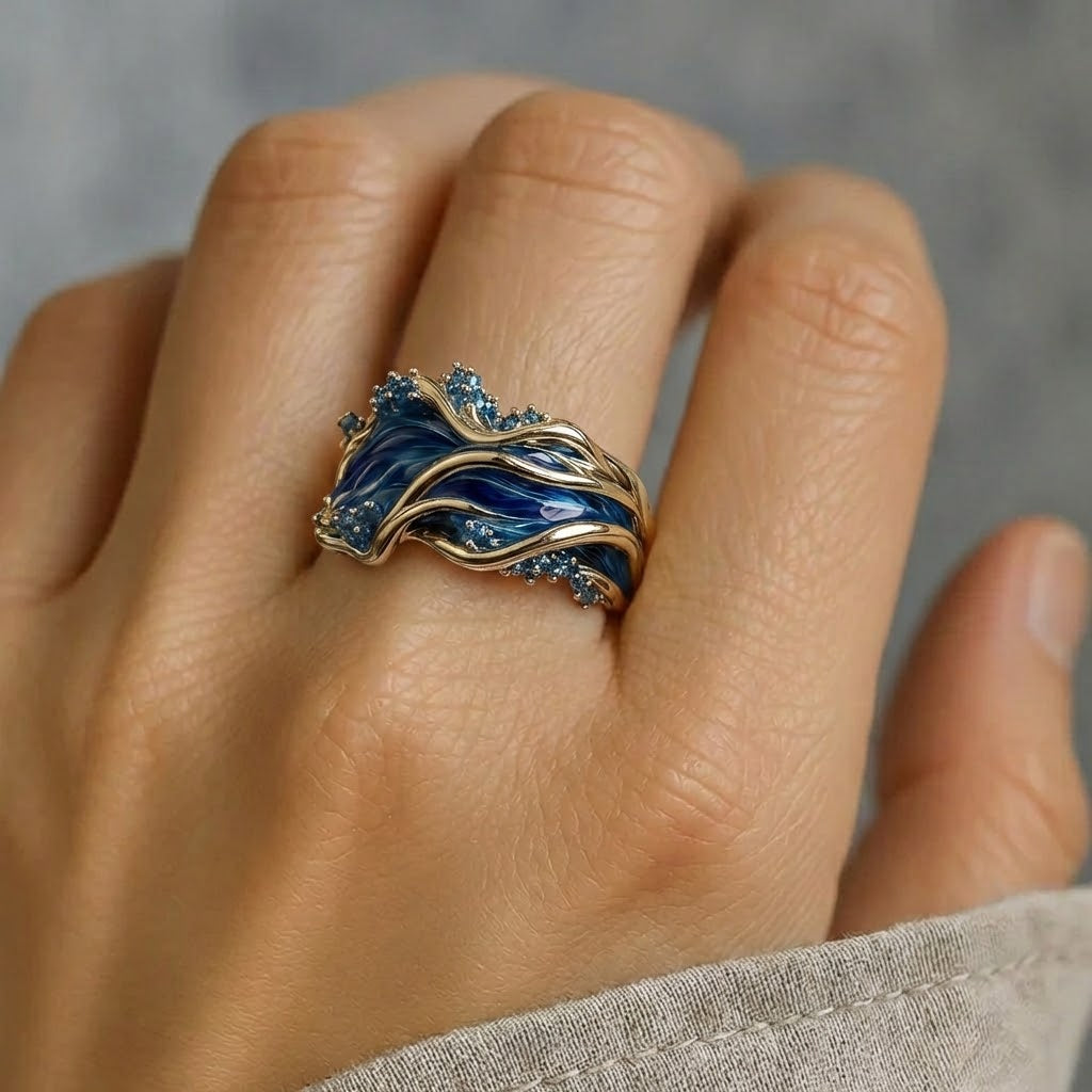 Anillo Vintage Dorado con Ondas Oceánicas