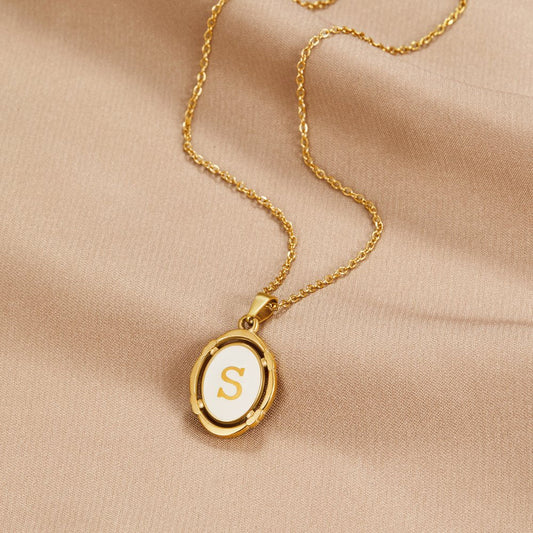 Collar Vintage de Letra en Oro